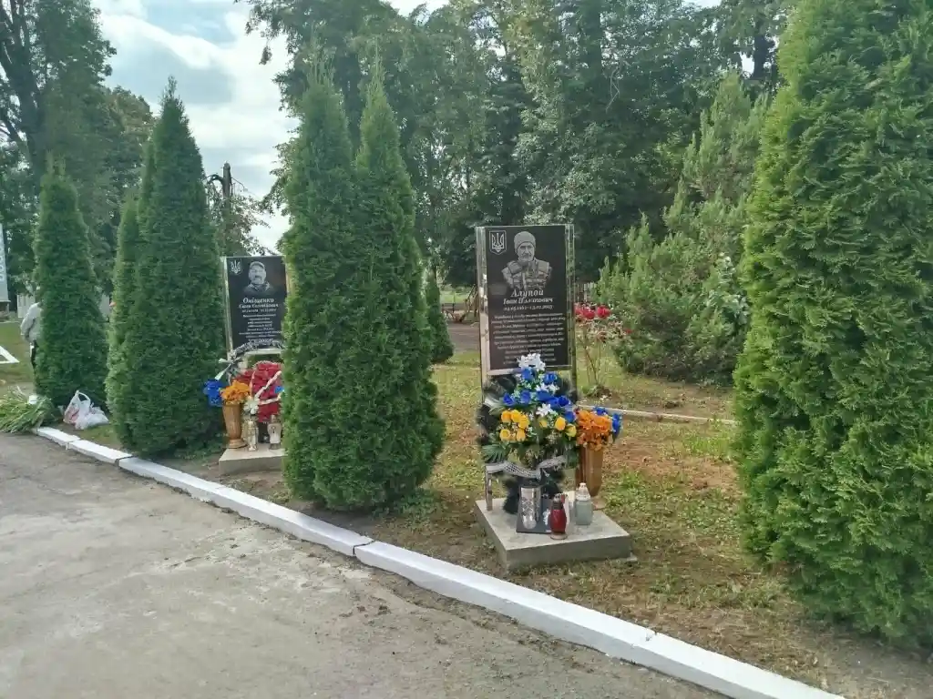 На Буковині відкрили меморіал трьом воїнам, полеглим у війні