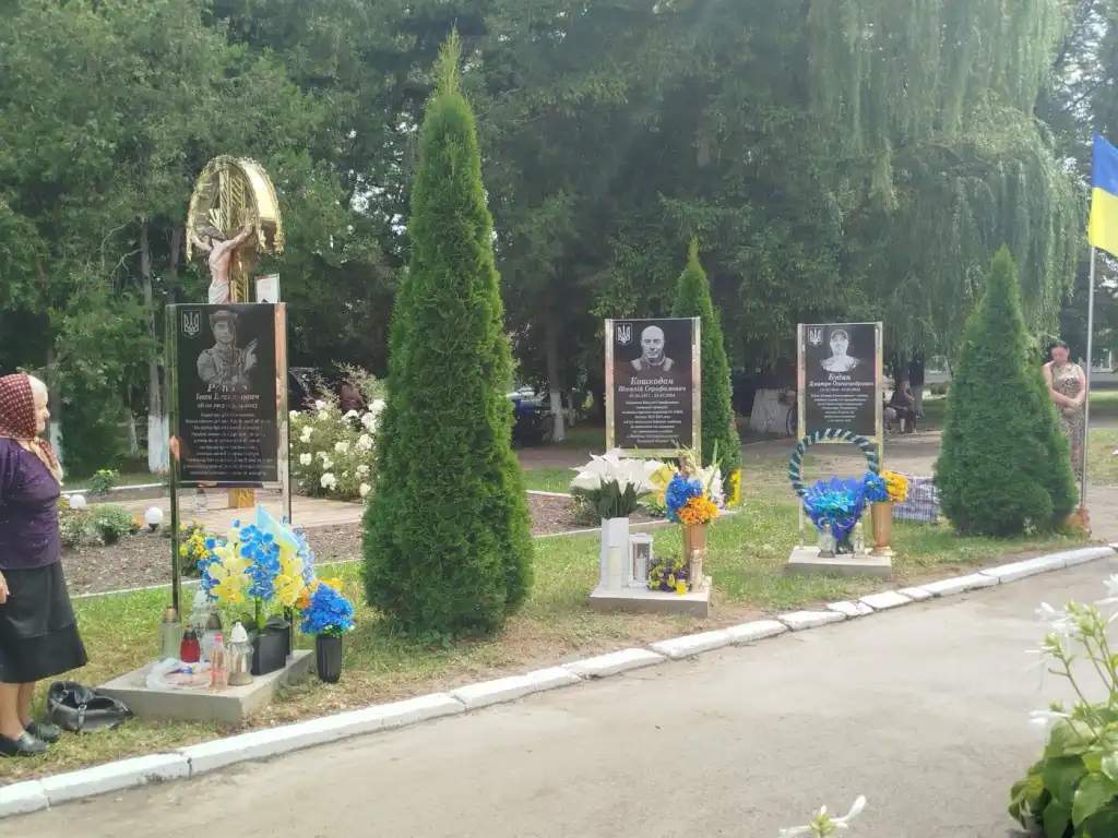 На Буковині відкрили меморіал трьом воїнам, полеглим у війні