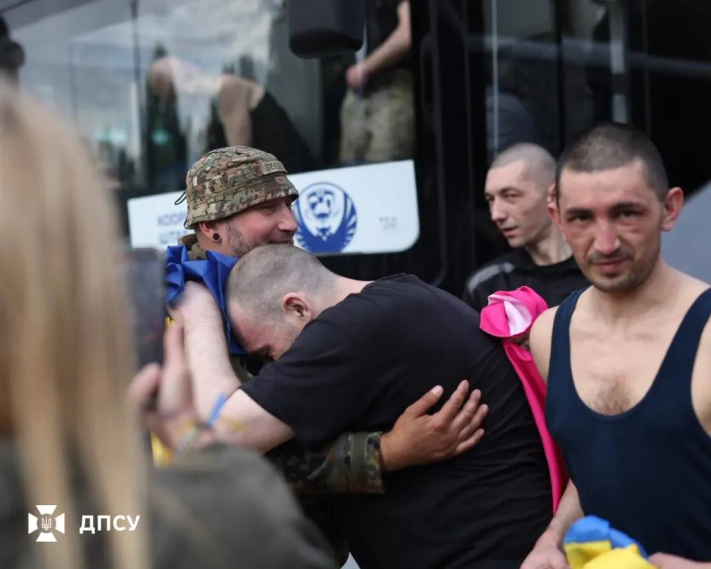 Шестеро буковинців повернулися з російського полону після трьох років неволі