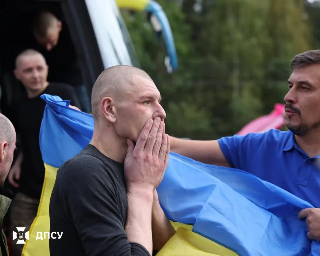 Шестеро буковинців повернулися з російського полону після трьох років неволі