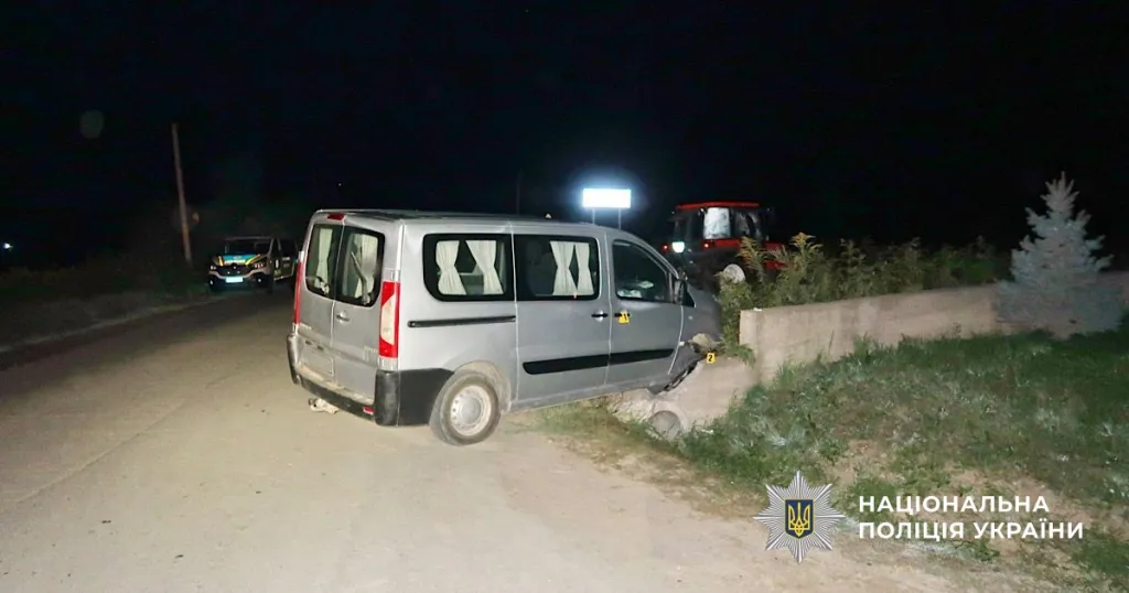 Аварія у Чагорі: водій Peugeot врізався у бетонну споруду, постраждали двоє людей