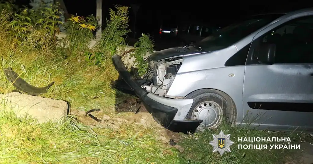 Аварія у Чагорі: водій Peugeot врізався у бетонну споруду, постраждали двоє людей
