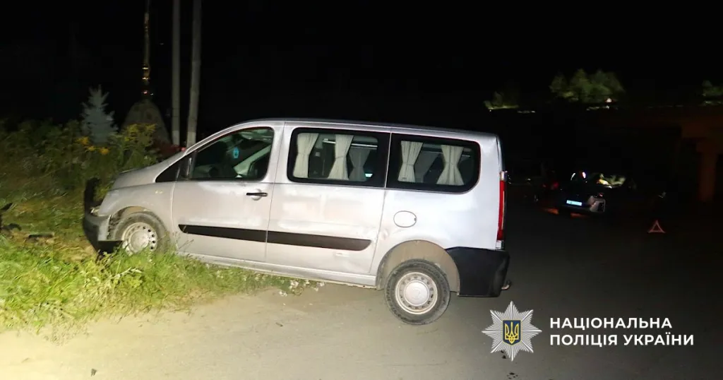 Аварія у Чагорі: водій Peugeot врізався у бетонну споруду, постраждали двоє людей