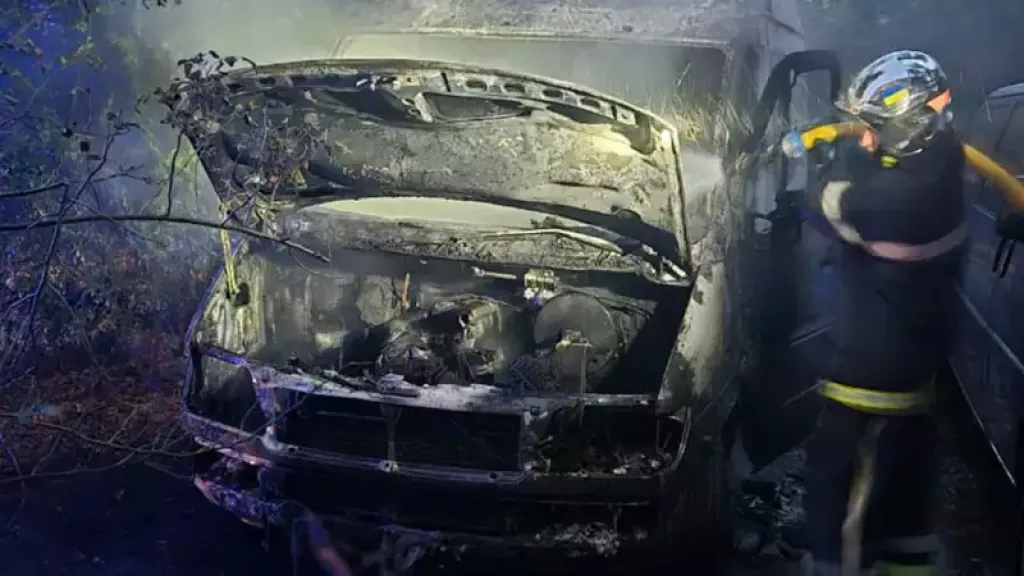 У Чернівцях затримали молодиків, які підпалили мікроавтобус пенсіонерки