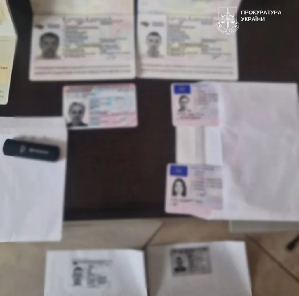 У Чернівцях викрили групу, що збувала фальшиві права та техпаспорти
