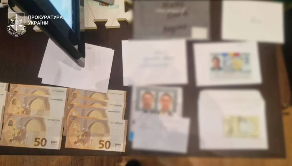У Чернівцях викрили групу, що збувала фальшиві права та техпаспорти