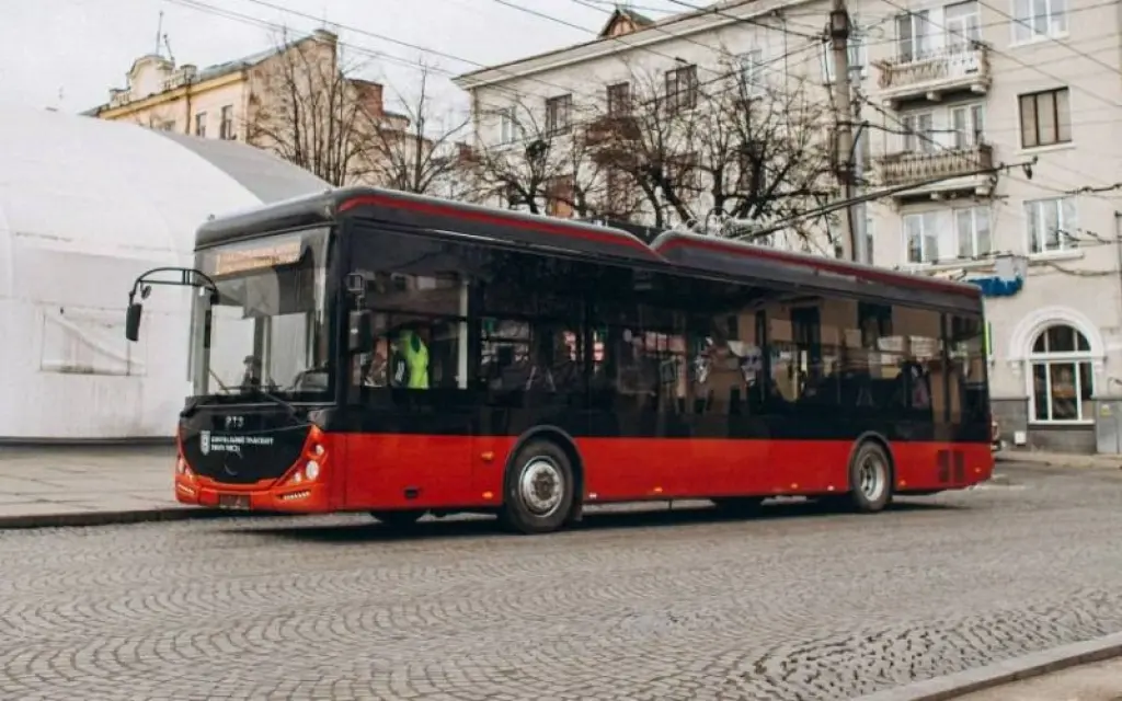 У Чернівцях підготували резервні автобуси на випадок перекриття вулиці Головної