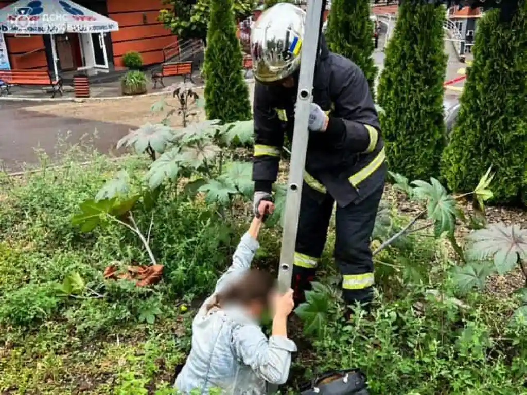 У Чернівцях рятувальники підняли жінку з каналізаційного колодязя