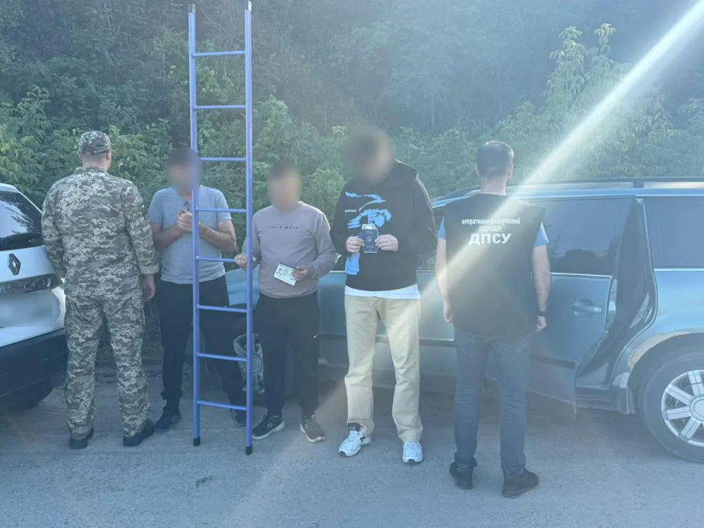 На Буковині викрили схему переправлення чоловіків до Молдови за допомогою драбини