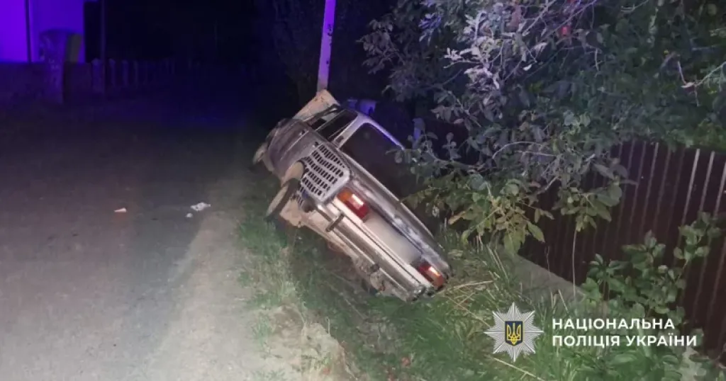 На Буковині сталася нова ДТП: авто злетіло в кювет, постраждала дівчина