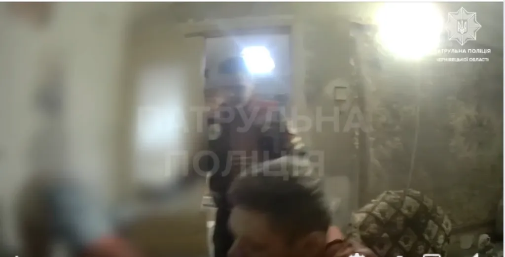 У Чернівцях поліцейські надали допомогу чоловіку з пораненням шиї