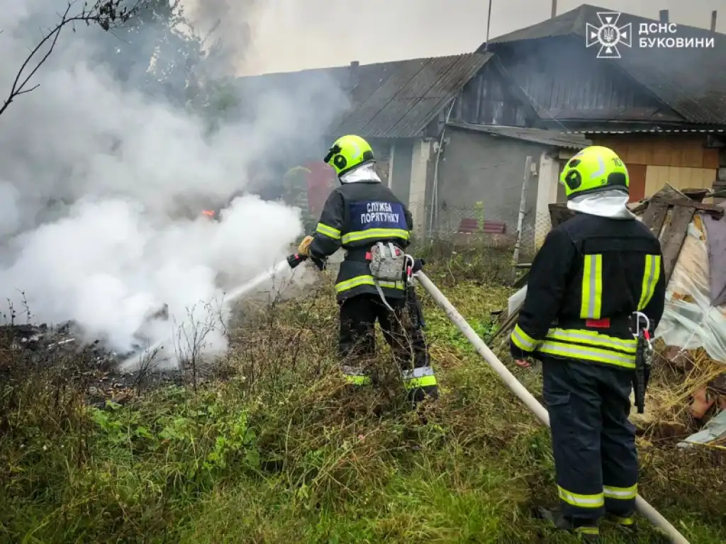На Буковині рятувальники ліквідували три пожежі за добу, серед них — займання у магазині