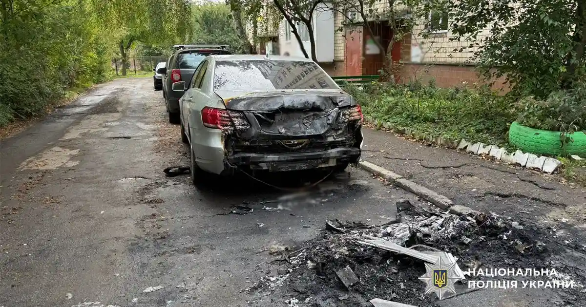 У Чернівцях викрили групу чоловіків, які підпалювали дорогі автомобілі