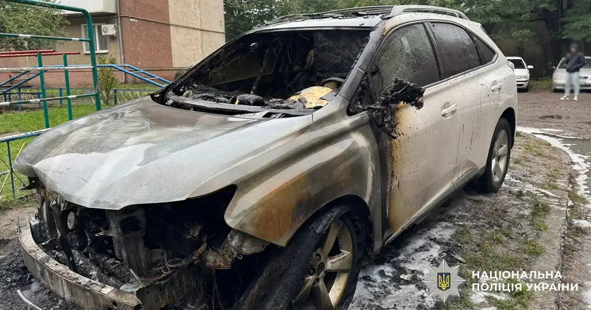 У Чернівцях викрили групу чоловіків, які підпалювали дорогі автомобілі