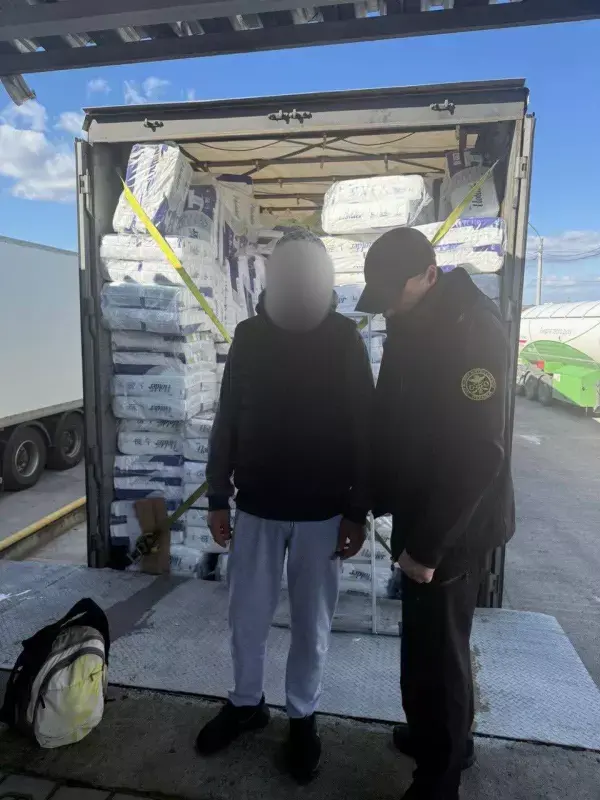 На Буковині серед вантажу підгузників виявили нелегального мігранта із Сирії