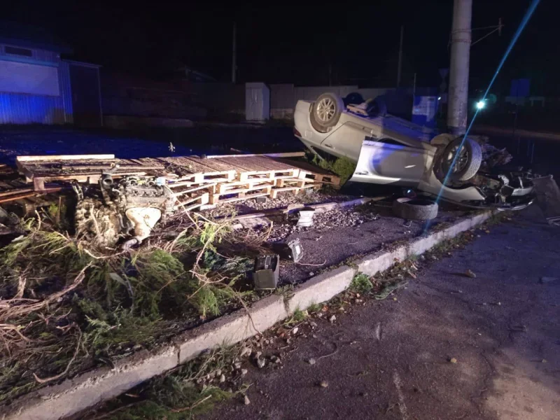 У Чернівцях перекинулося авто: 17-річного водія госпіталізували