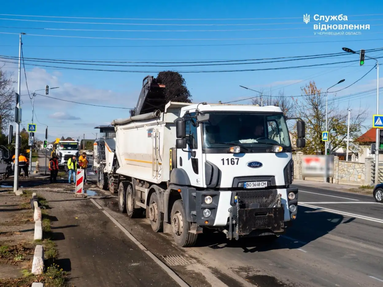 На трасі М-19 до Чернівців ремонтують покриття методом великих карт