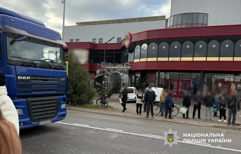 У Боянах вантажівка DAF травмувала пенсіонера: поліція розслідує обставини ДТП