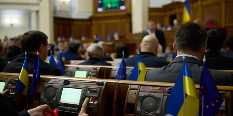 Зеленський подав до Ради законопроєкти про продовження воєнного стану та мобілізації