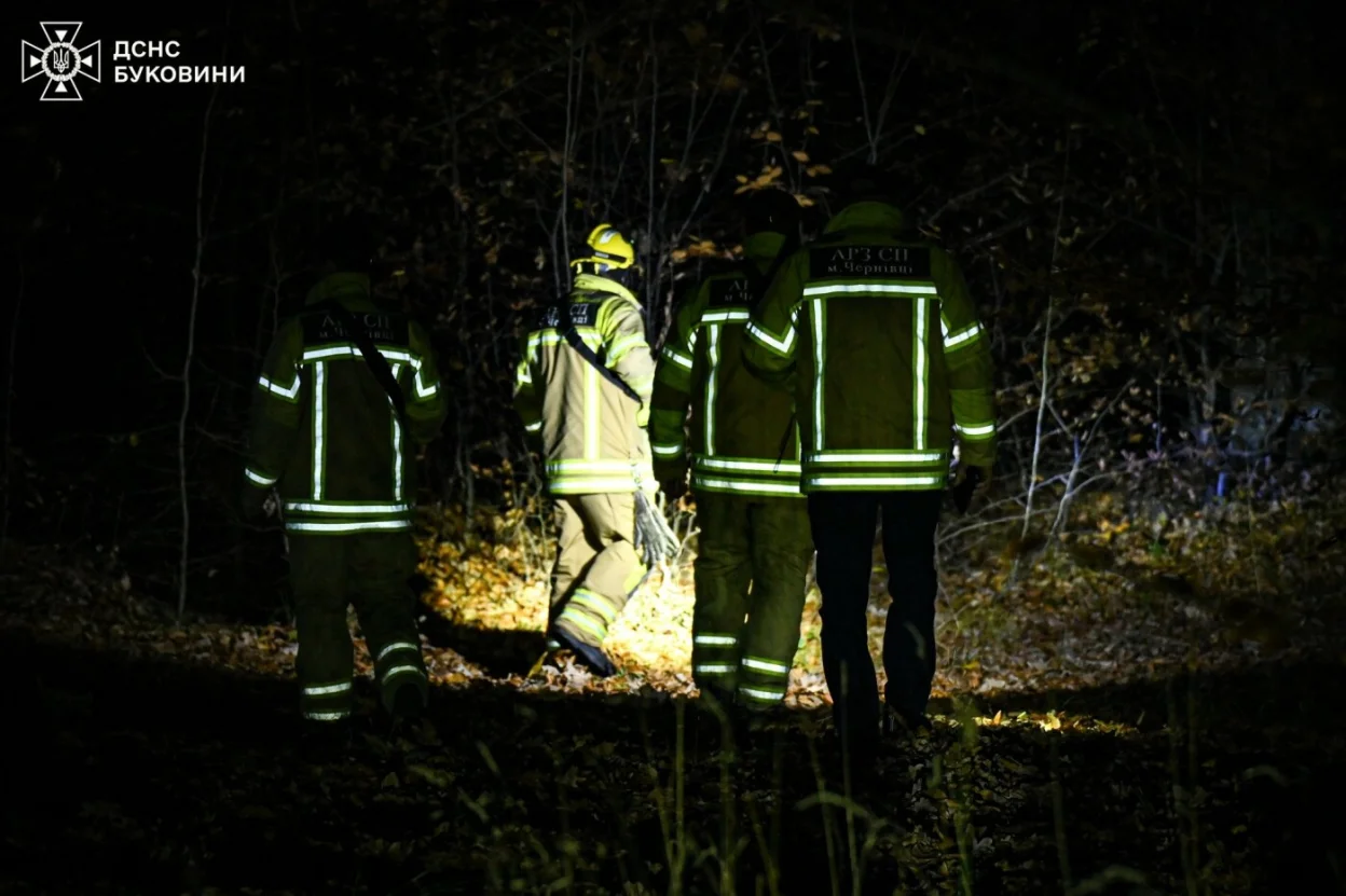 На Буковині рятувальники шукали жінку, яка заблукала в лісі разом із чоловіком