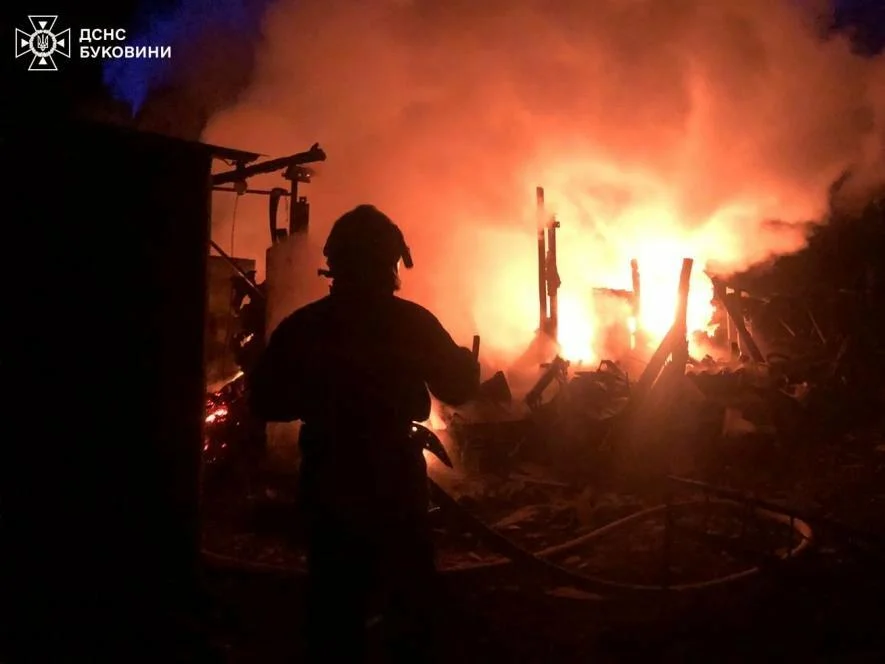 На Буковині згорів гараж із авто: рятувальники не допустили поширення вогню