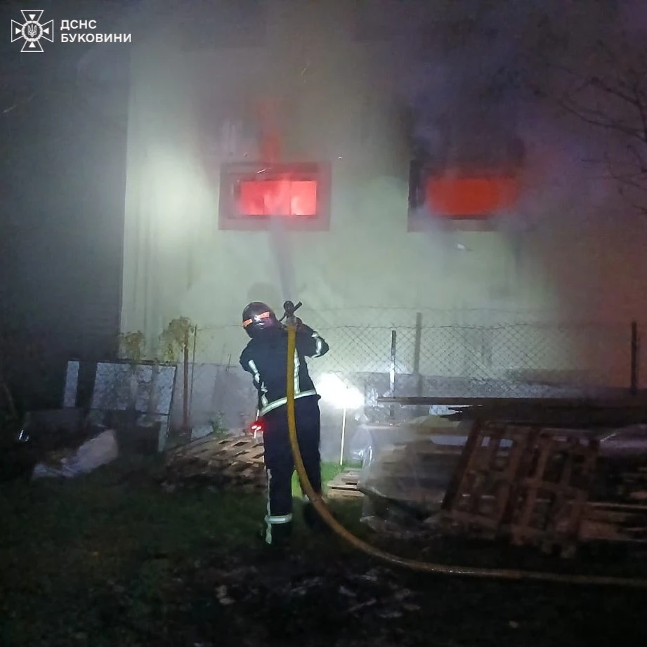 Пожежа на Буковині: господар постраждав під час гасіння вогню