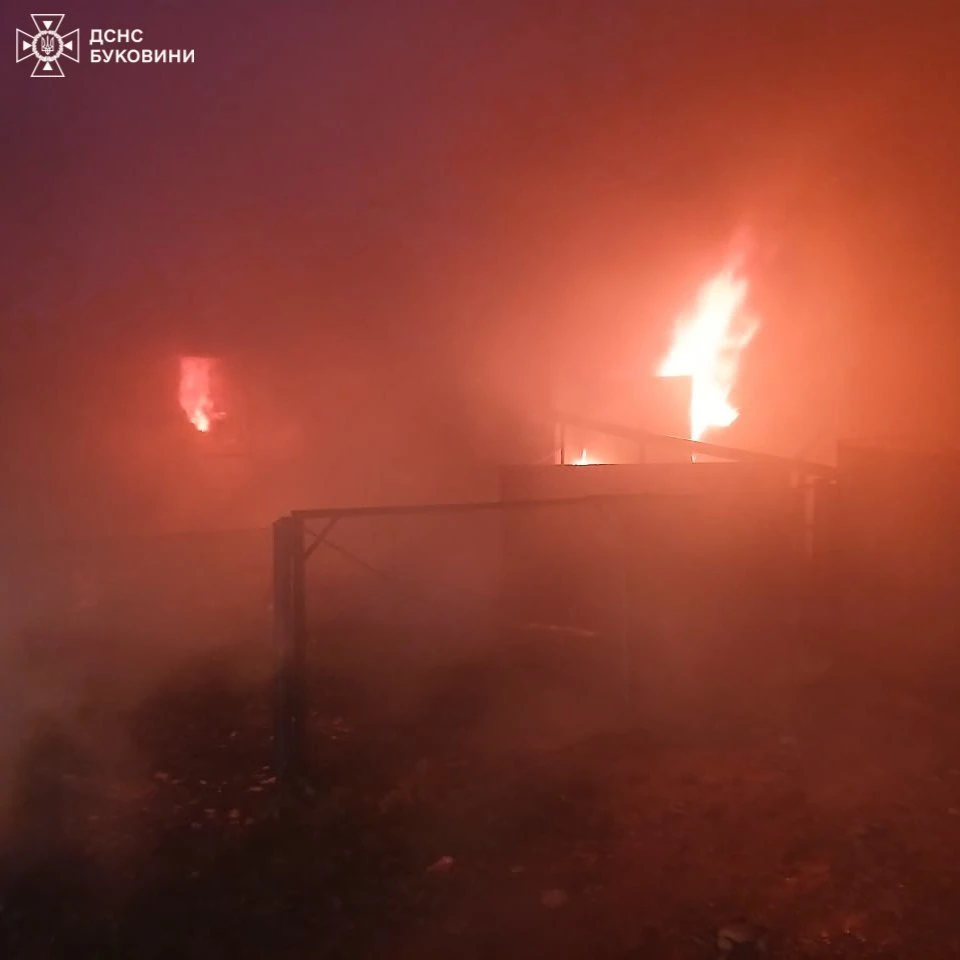 Пожежа на Буковині: господар постраждав під час гасіння вогню