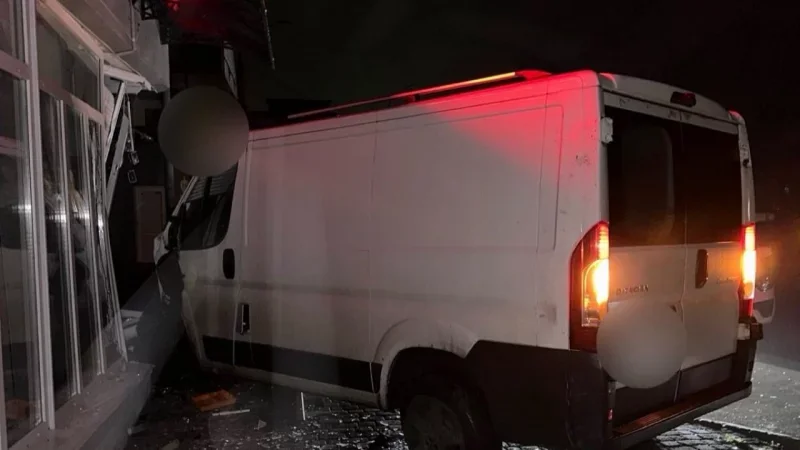У Чернівцях нетверезий чоловік на автівці протаранив відділення Нової пошти