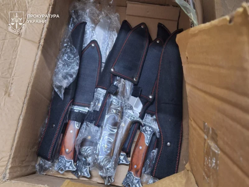У Буковині судитимуть чоловіка за контрабанду холодної зброї