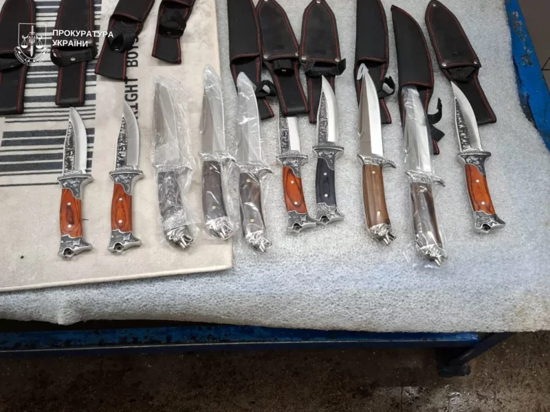 У Буковині судитимуть чоловіка за контрабанду холодної зброї