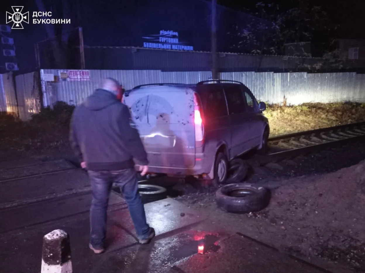 Мікроавтобус з дитиною опинився на залізничних коліях на Буковині: рятувальники запобігли трагедії