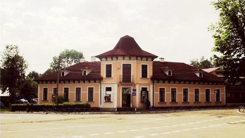 У Глибокій на Буковині триває ремонт даху музичної школи