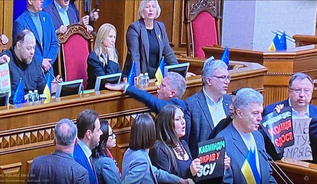 Опозиція домоглася перерви в Раді, заблокувавши розгляд відставок Галущенка і Гринчук