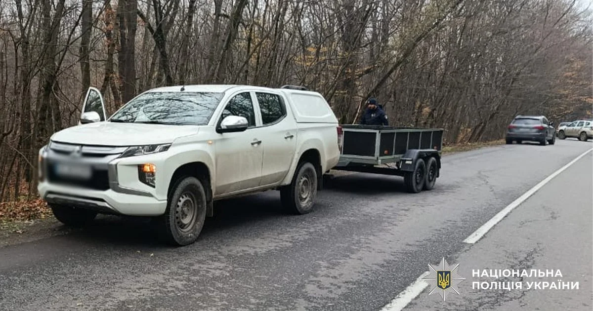 Мопедистка потрапила до лікарні після зіткнення з позашляховиком на Буковині