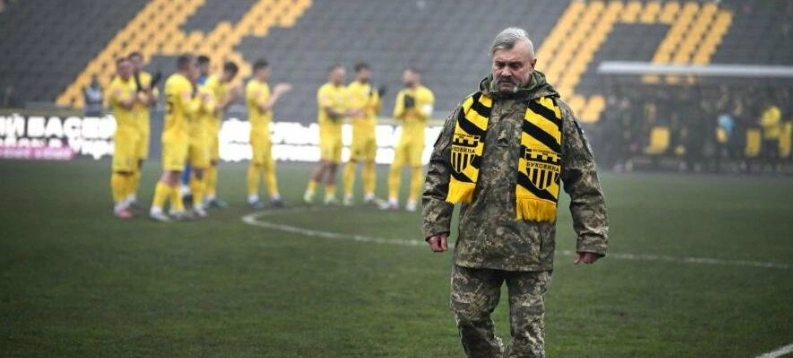 Ветеран з Буковини відкрив футбольний матч ударом по м’ячу
