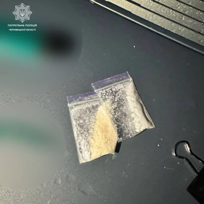 Патрульні у Мамаївцях зупинили водія Mercedes-Benz та виявили в нього наркотики