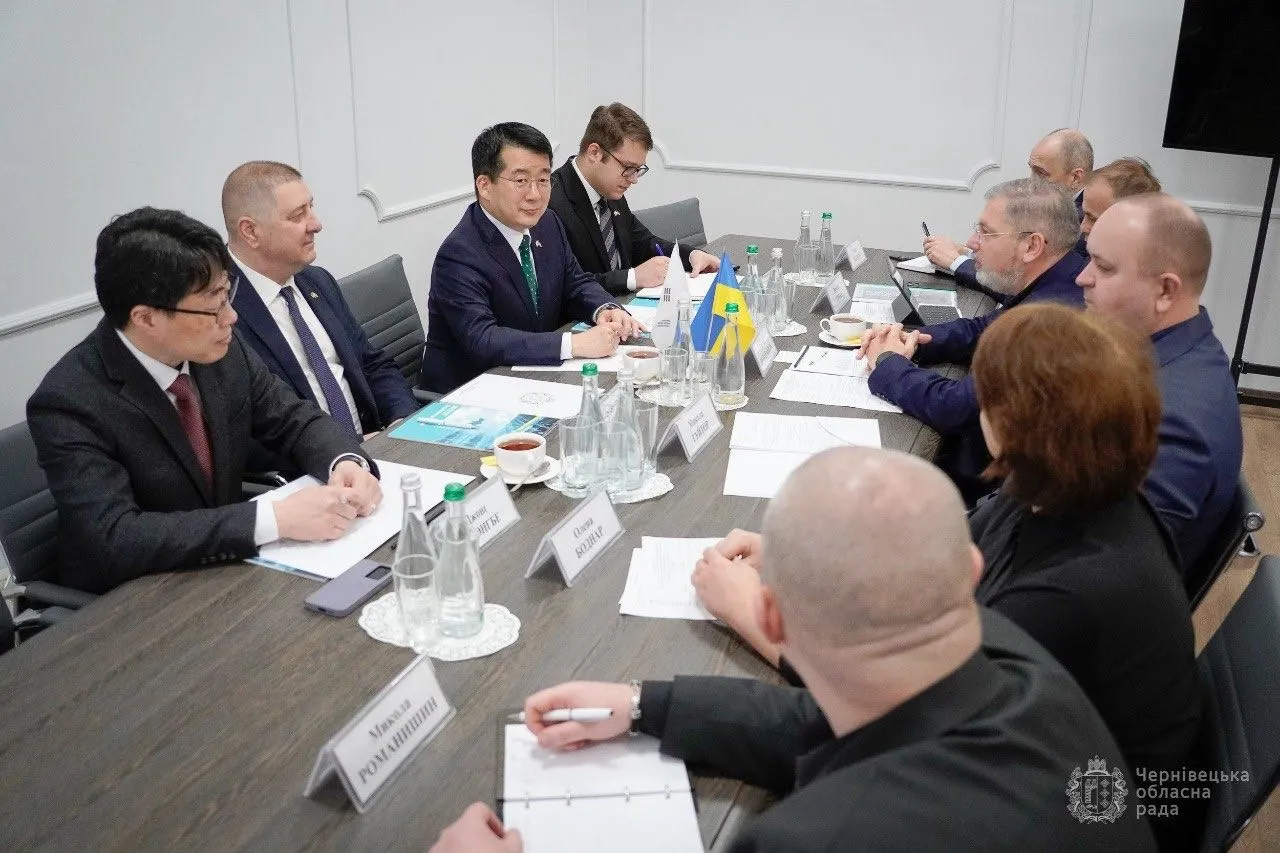 У Чернівцях відбулася зустріч з корейським послом Пак Кічангом: обговорили співпрацю, партнерство та гастролі