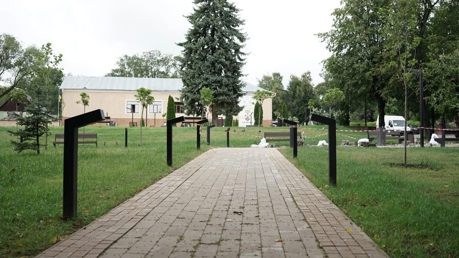 Міськрада розглядає можливість судового позову щодо ремонту скверу в Садгорі