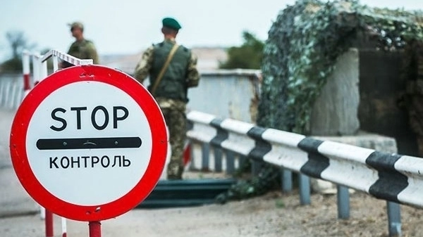 На Буковині викрили пару, яку підозрюють в організації незаконного виїзду чоловіків за кордон