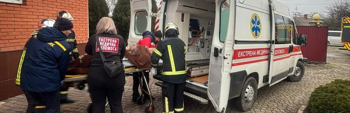 У Чернівцях рятувальники допомогли медикам евакуювати жінку з житлового будинку
