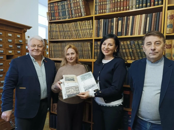 Наукова бібліотека ЧНУ отримала рідкісну колекцію історичних листівок Чернівців