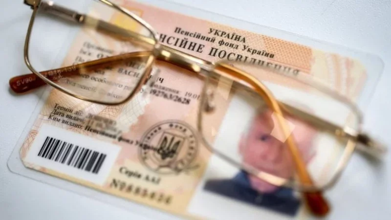 На Буковині поліція викрила підробку пенсійного посвідчення