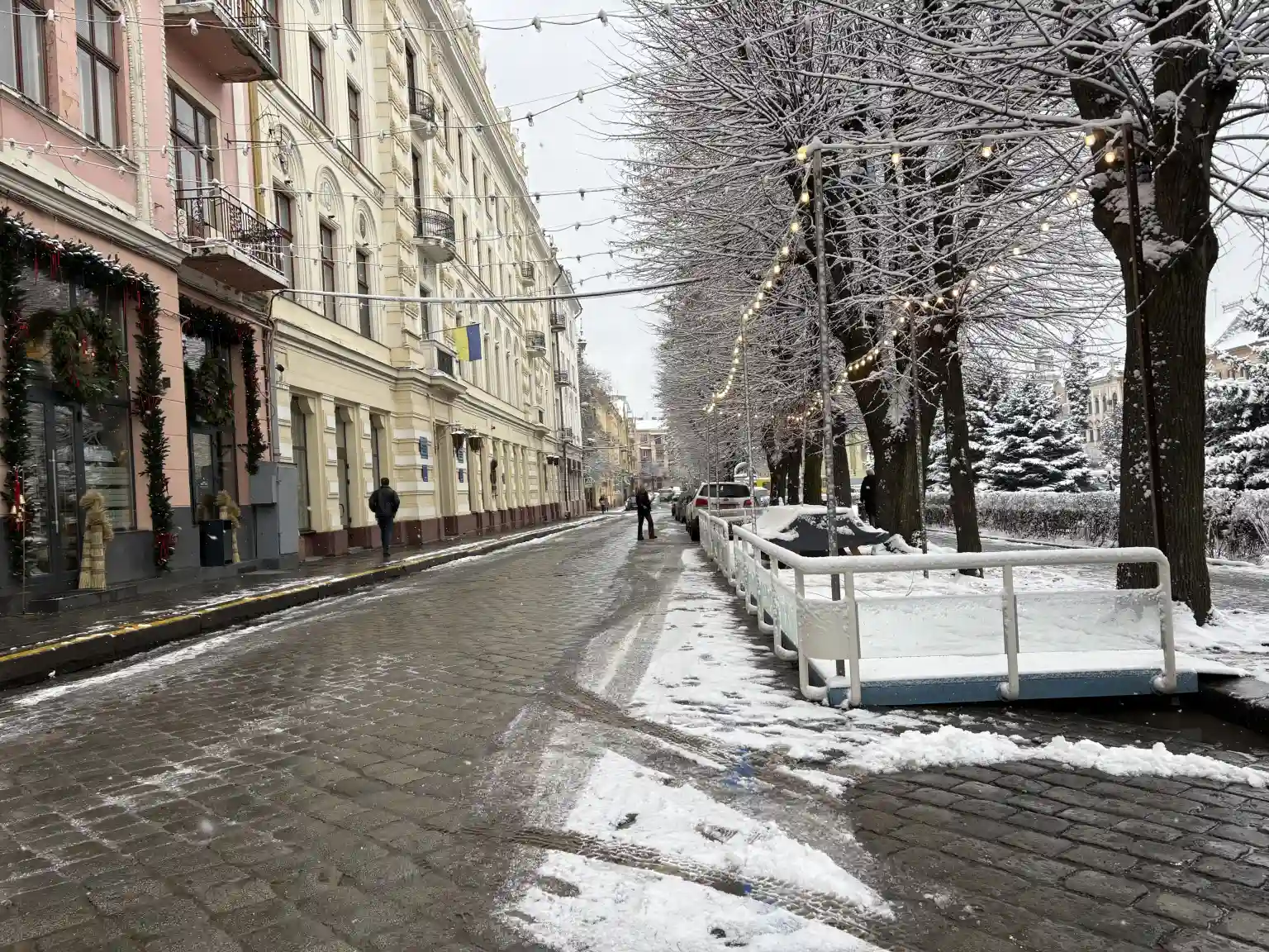 Хмарно та вітряно: синоптики прогнозують невеликий сніг у Чернівцях 26 грудня