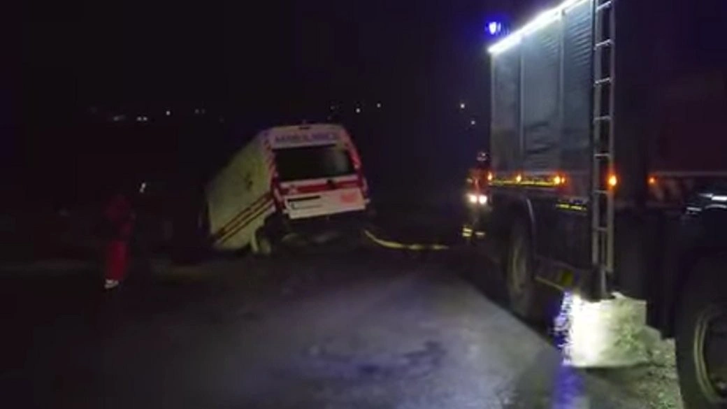 Екстрений виклик обірвала аварія: у Чернівцях перекинулася швидка дорогою до пацієнта