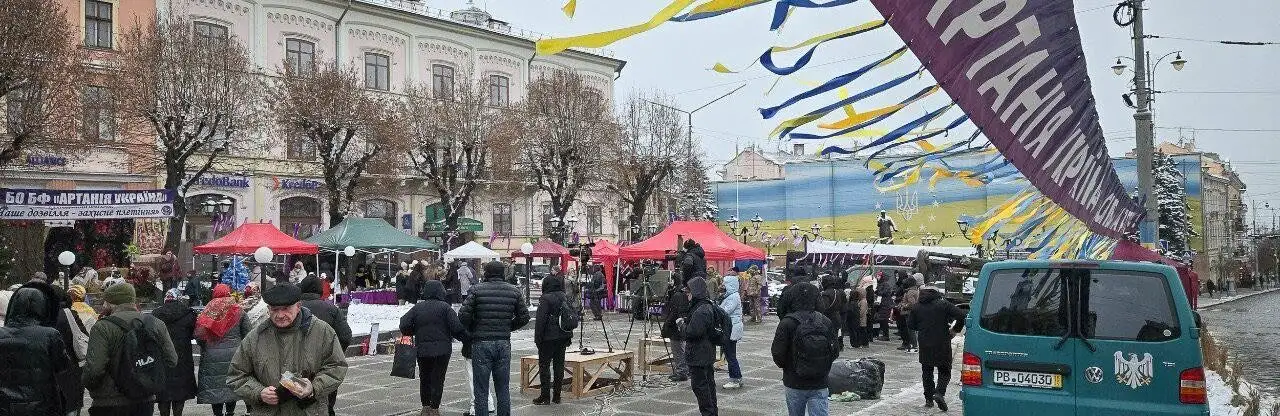 Різдвяний ярмарок у Чернівцях: вертеп, колядки та допомога військовим