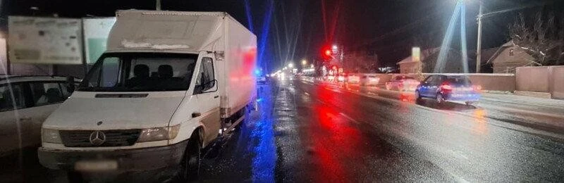 Під Кіцманем Mercedes збив пішохода: чоловік у лікарні