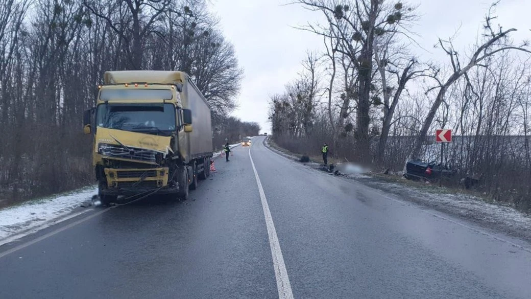 Трагічна аварія на Черкащині: легковик врізався у вантажівку, двоє загиблих