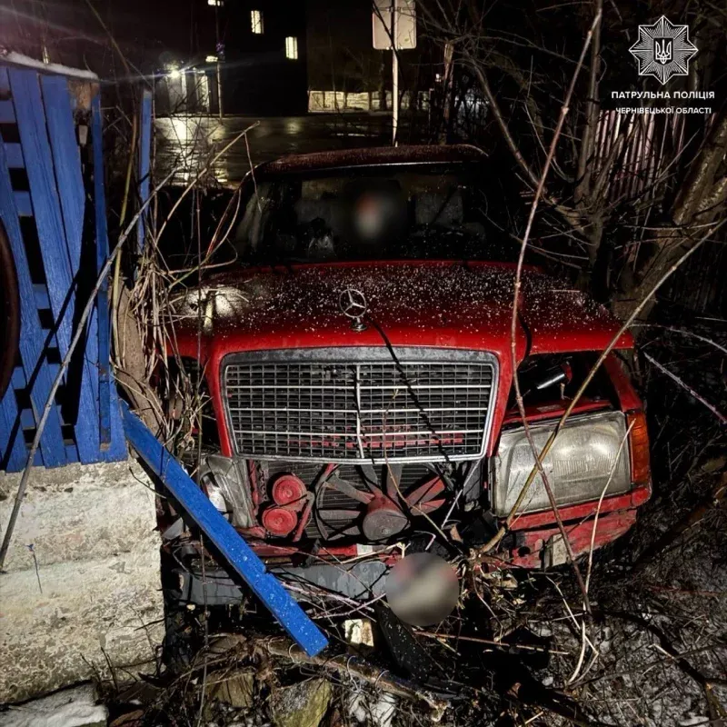 Нічна аварія у Чернівцях: водій Mercedes врізався в огорожу з рекордним рівнем алкоголю