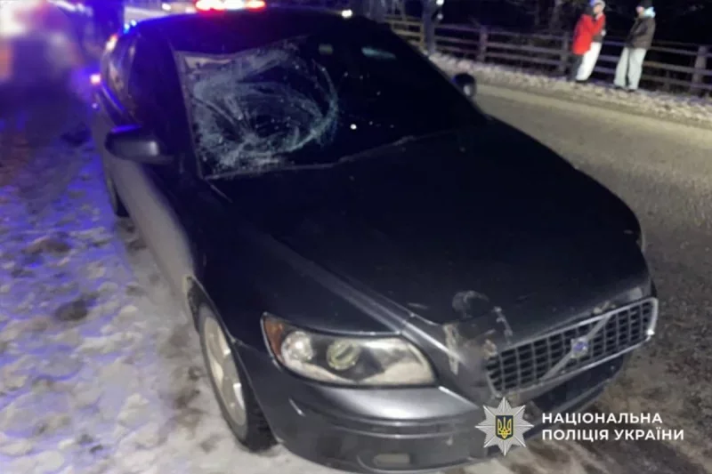 На Буковині сталася смертельна ДТП: молодий водій збив пенсіонера