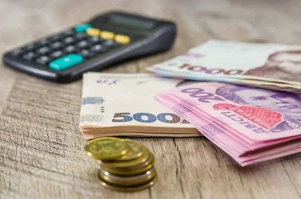 Зарплати в Україні продовжують зростати: хто отримує найбільше